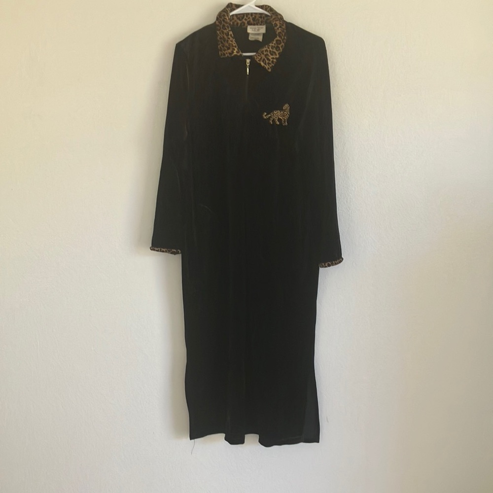 FINAL MARKDOWN Amanda Stewart velour robe medium